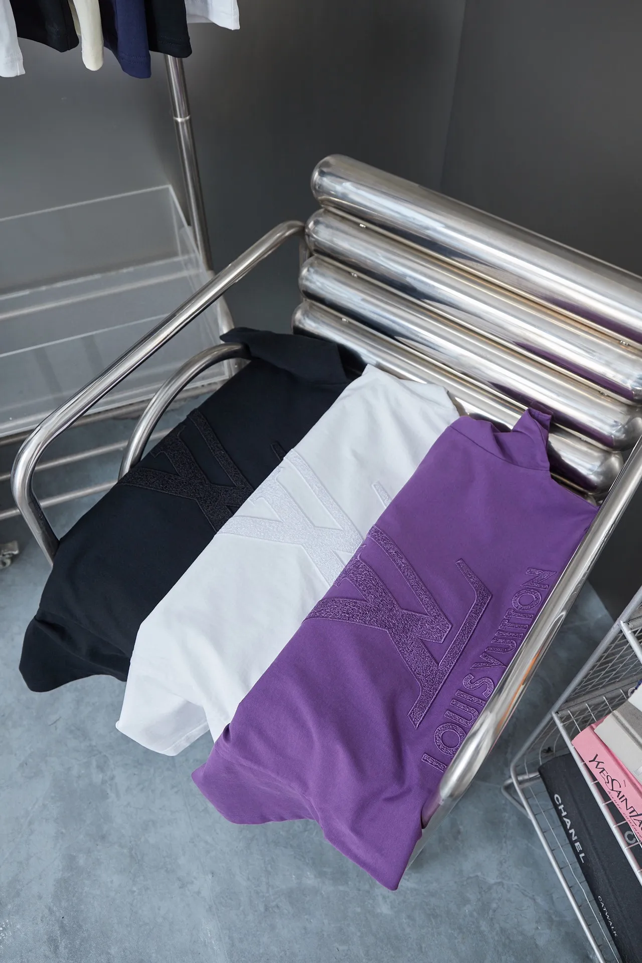 🅿️190 1V 25SS early spring new style Hydrosol embroidered LV letter short sleeves Light luxury essential item for daily commuting for men and women Correct version Welcome to compare Detailed features · 320g 100% pure cotton double yarn jersey fabric · Custom dyed in the same vat, special thickened 32 pieces double-strand 1X1 thread · Imported Tajima machine hydrosol embroidered LV letter logo on the front and back. Garment-washable embroidery hydrosol makes the embroidery offset printing softer and not stiff · Double-needle cross-stitching process · Original main mark washed tag brand moisture-proof paper packaging Color: black/white/burgundy Size: S/M/L/XL